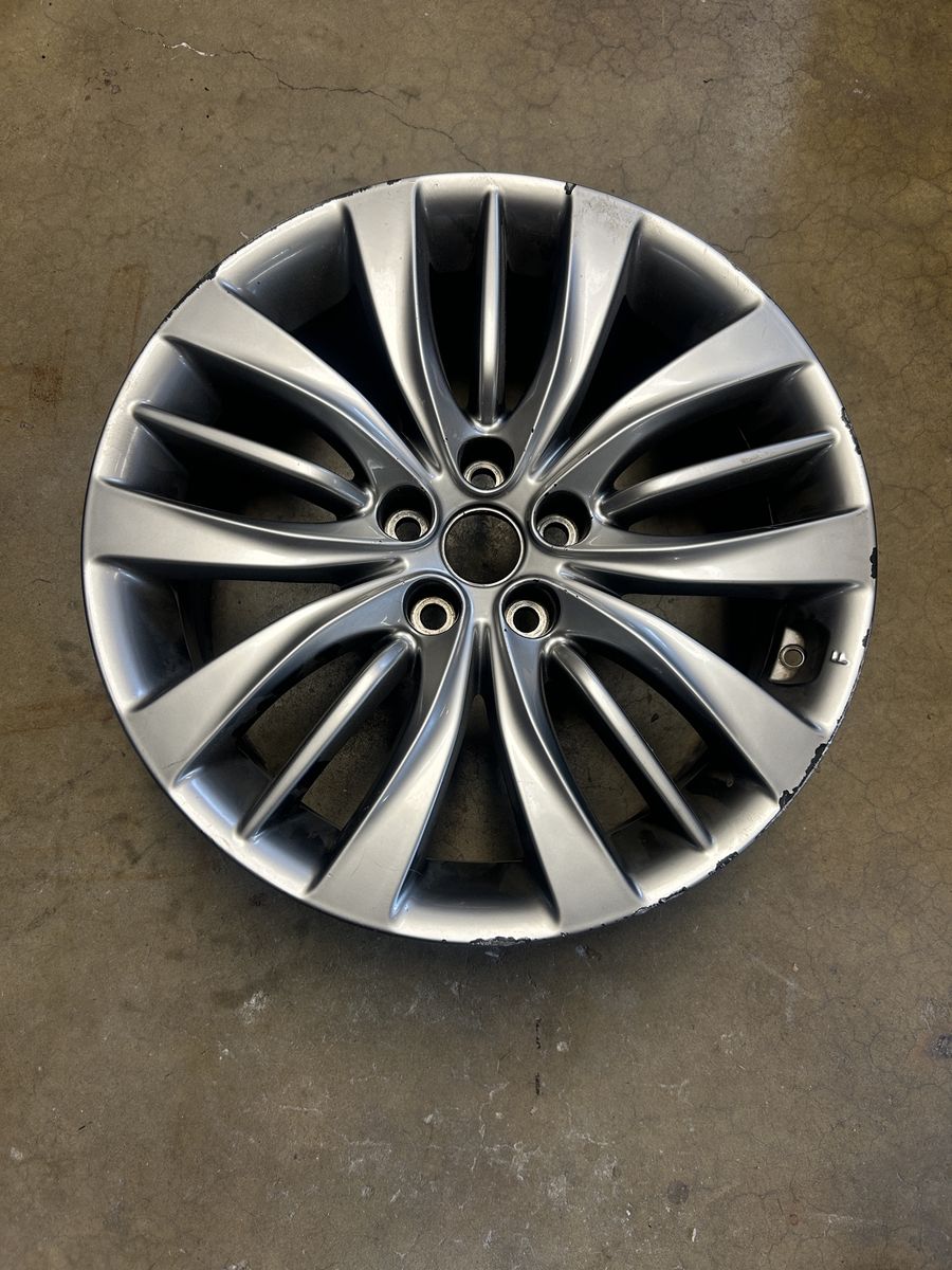 Hyundai Genesis 5.0 rear wheel