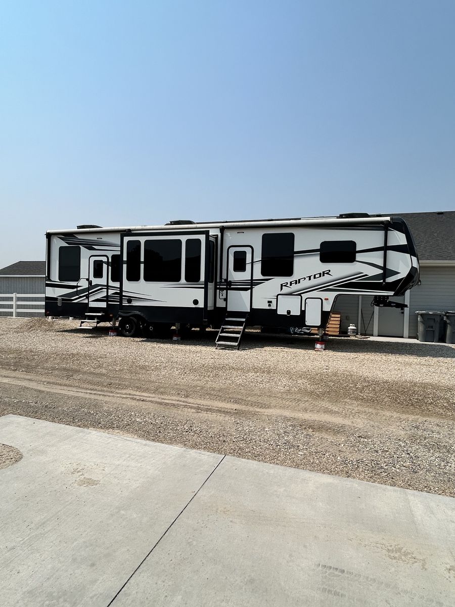 2021 Raptor 356 5th Wheel Toy Hauler
