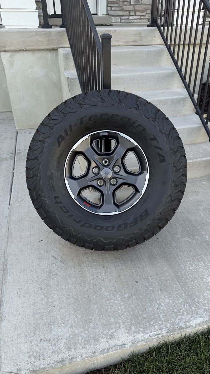 Jeep Gladiator Rims and Tires 37/12.50R17 Bfgoodrich Ko2 almost new