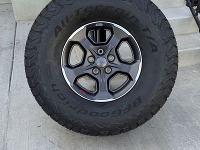 Jeep Gladiator Rims and Tires 37/12.50R17 Bfgoodrich Ko2 almost new