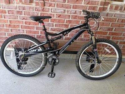 Like new Diamondback Recoil 4L Full Suspension Mountain Bike - Size Medium 26" frame great cond.