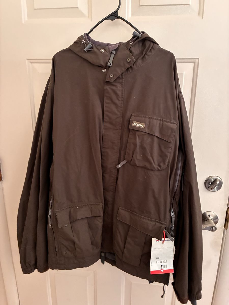 Holden snow/ski for hitting the mountain ( for a person who likes baggy stezzy style. Size Lrg.