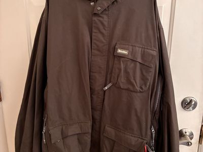 Holden snow/ski for hitting the mountain ( for a person who likes baggy stezzy style. Size Lrg.