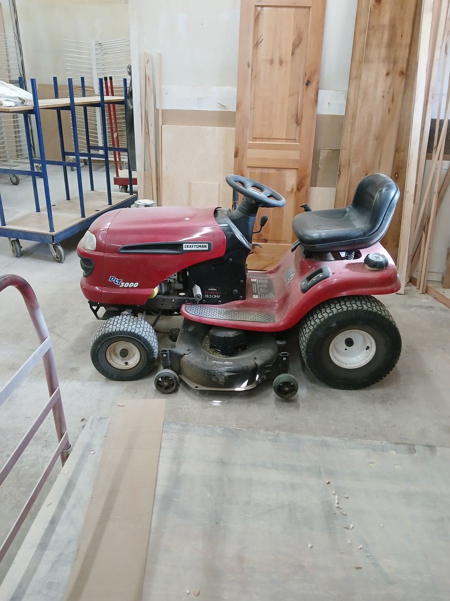 Riding lawn tractor