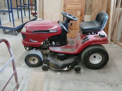 Riding lawn tractor