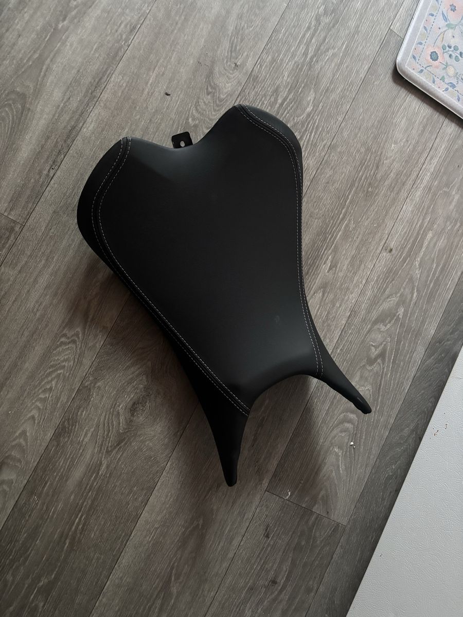 Triumph street triple 2023-up lower seat