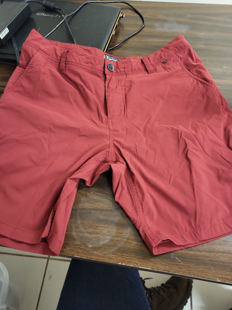Men's Red Outdoor Shorts - Size 32, 8-inch Inseam, Zippered Pockets