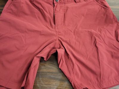 Men's Red Outdoor Shorts - Size 32, 8-inch Inseam, Zippered Pockets