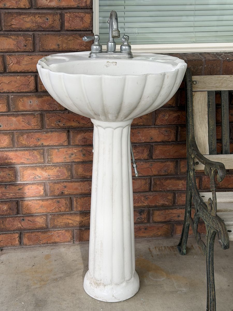 Calm shell pedestal sink