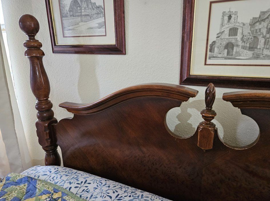 6-Piece Queen Cherry Bed Set with 2 Dressers, Mirror and 2 side tables