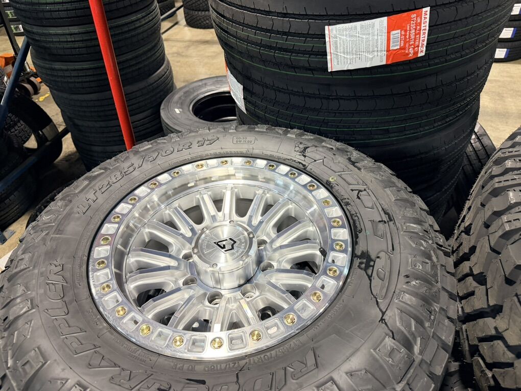 17 Arena 8 Lug 8x6.5 | 8x165 33 Nitto 285/70R17