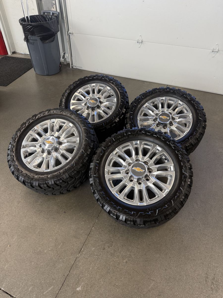 2022 Chevy 3500 OEM 20in High Country/ 33x12.50r20