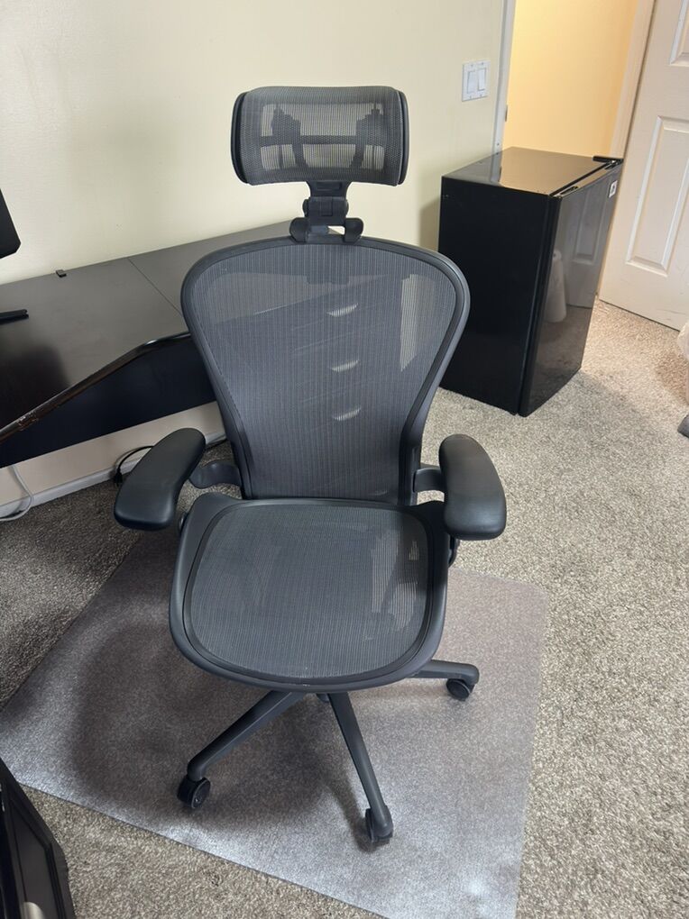 Herman Miller Aeron Size B (with Headrest)