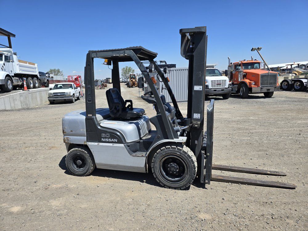 Nissan 6,000# Gas Forklift 2,300hrs