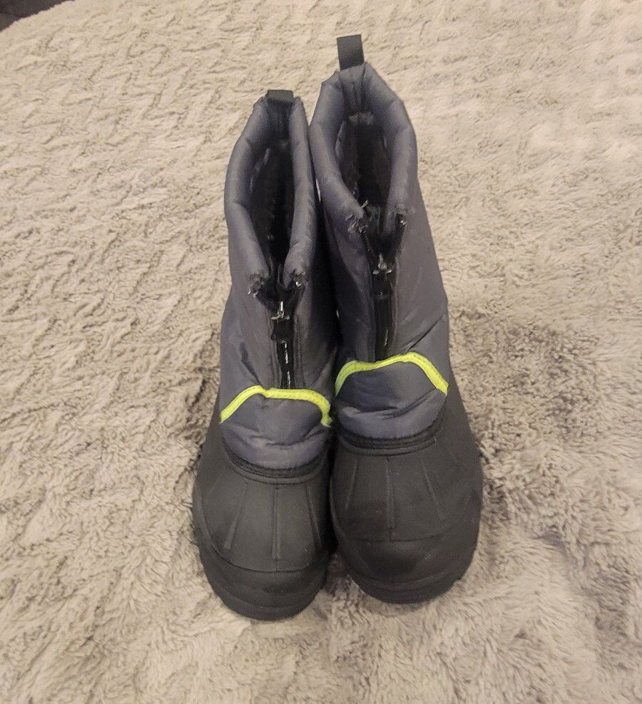 Youth Snow Boots Size 4