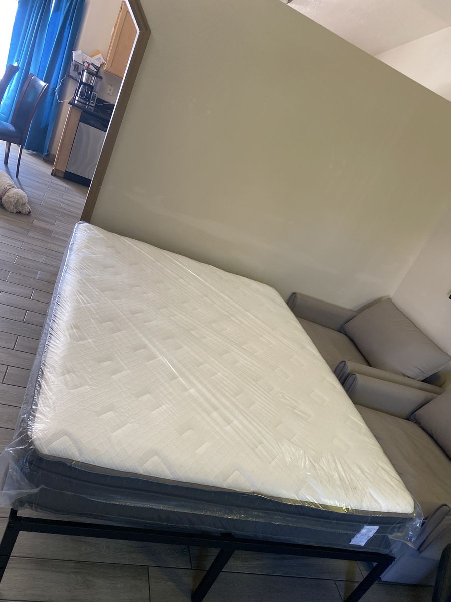 Queen size bed: