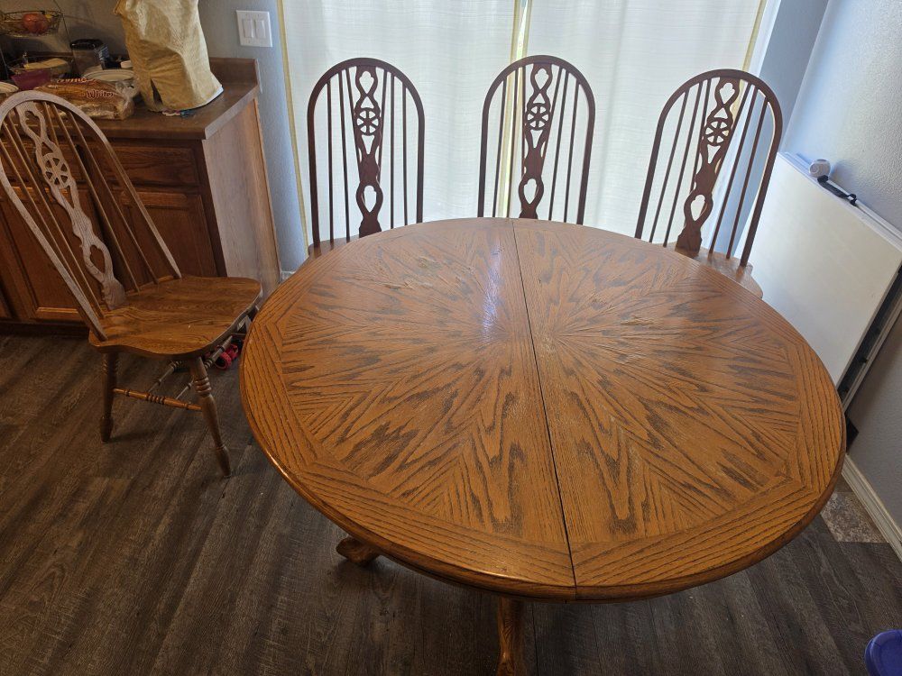 round kitchen table and chairs