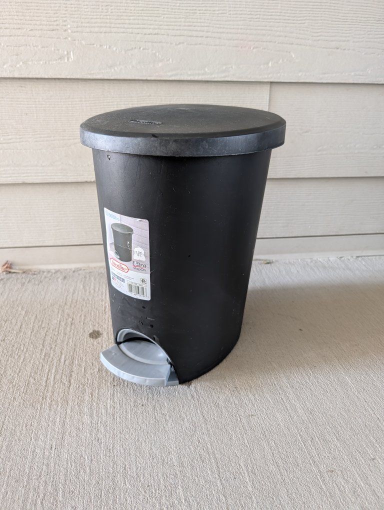 Sterilite Ultra StepOn Trash Can | 4 Gallon 15L | Black