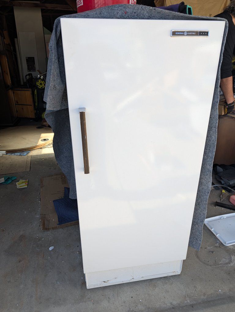 General Electric GE White Compact Refrigerator Freezer Mini Fridge, Vintage White