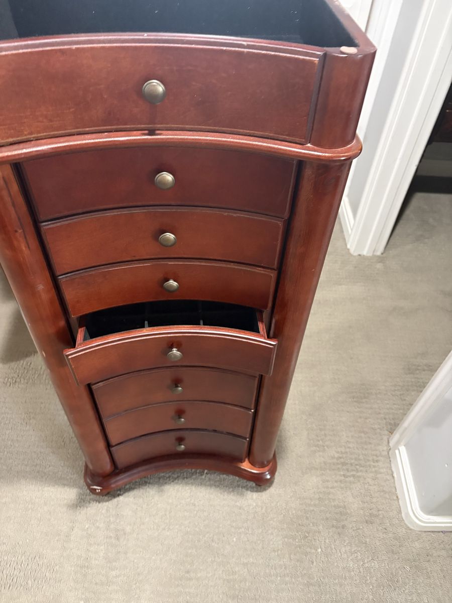 Jewelry chest