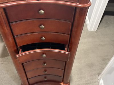 Jewelry chest