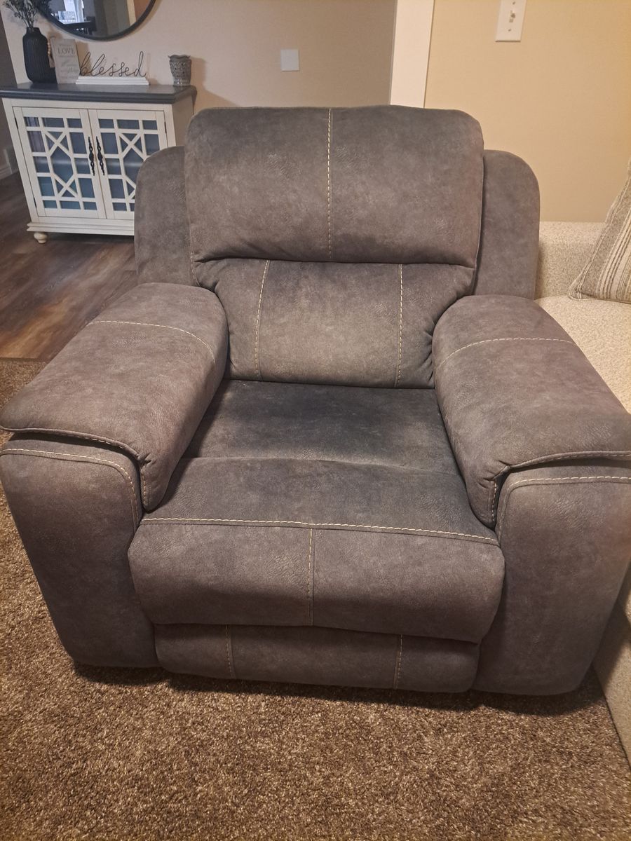 Electric reclining chair with adjustable headrest