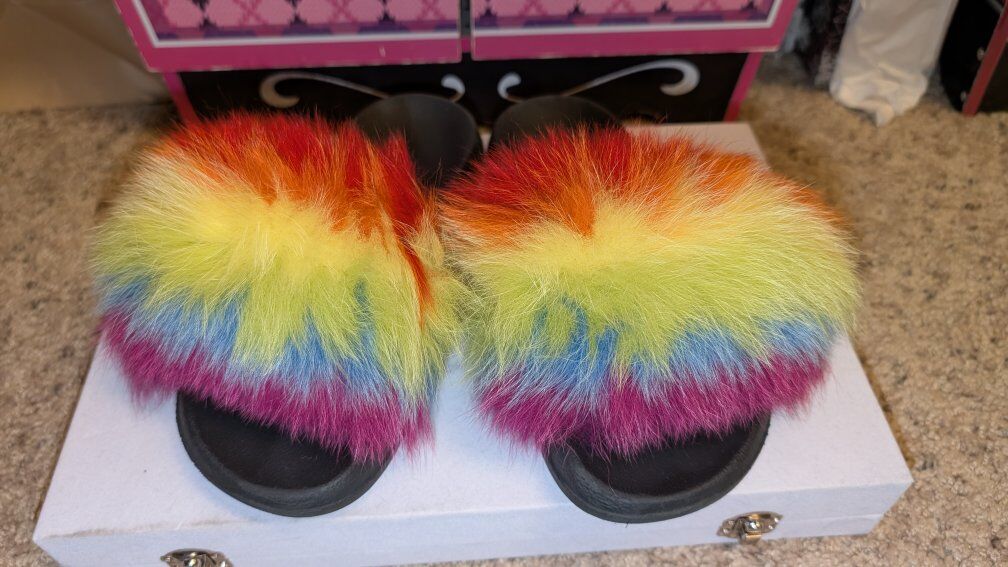 Women Multicolored Furry Sandals Size 8 or 9...