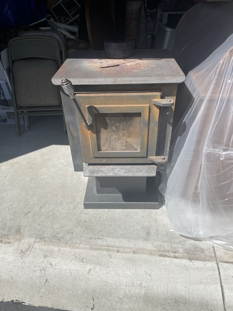 Wood stove and stove pipe 