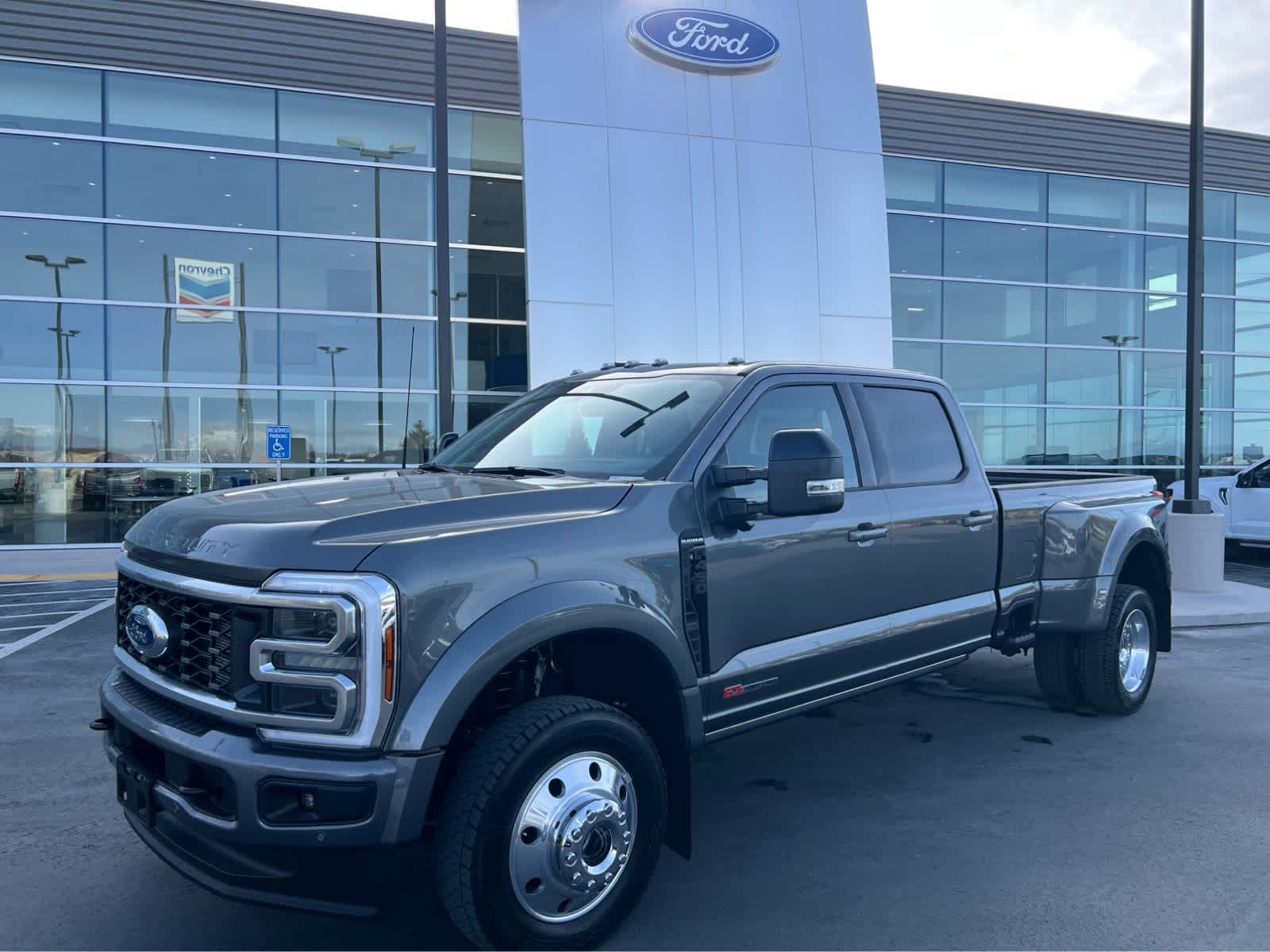 2025 Ford F-450 Super Duty Platinum