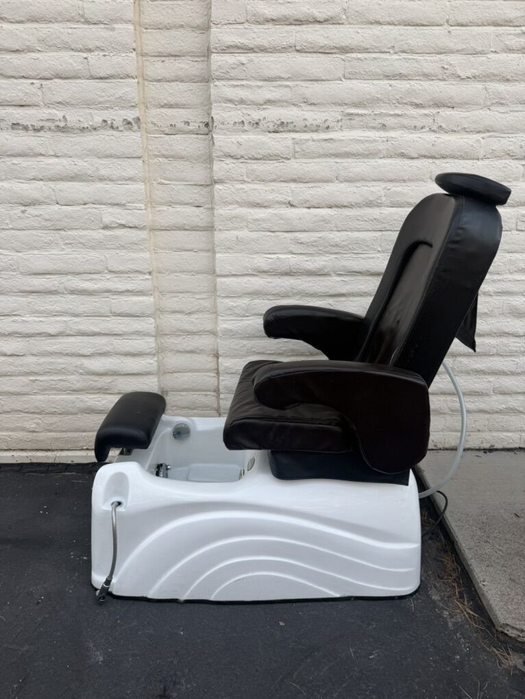 Free peducure Chair in Sandy