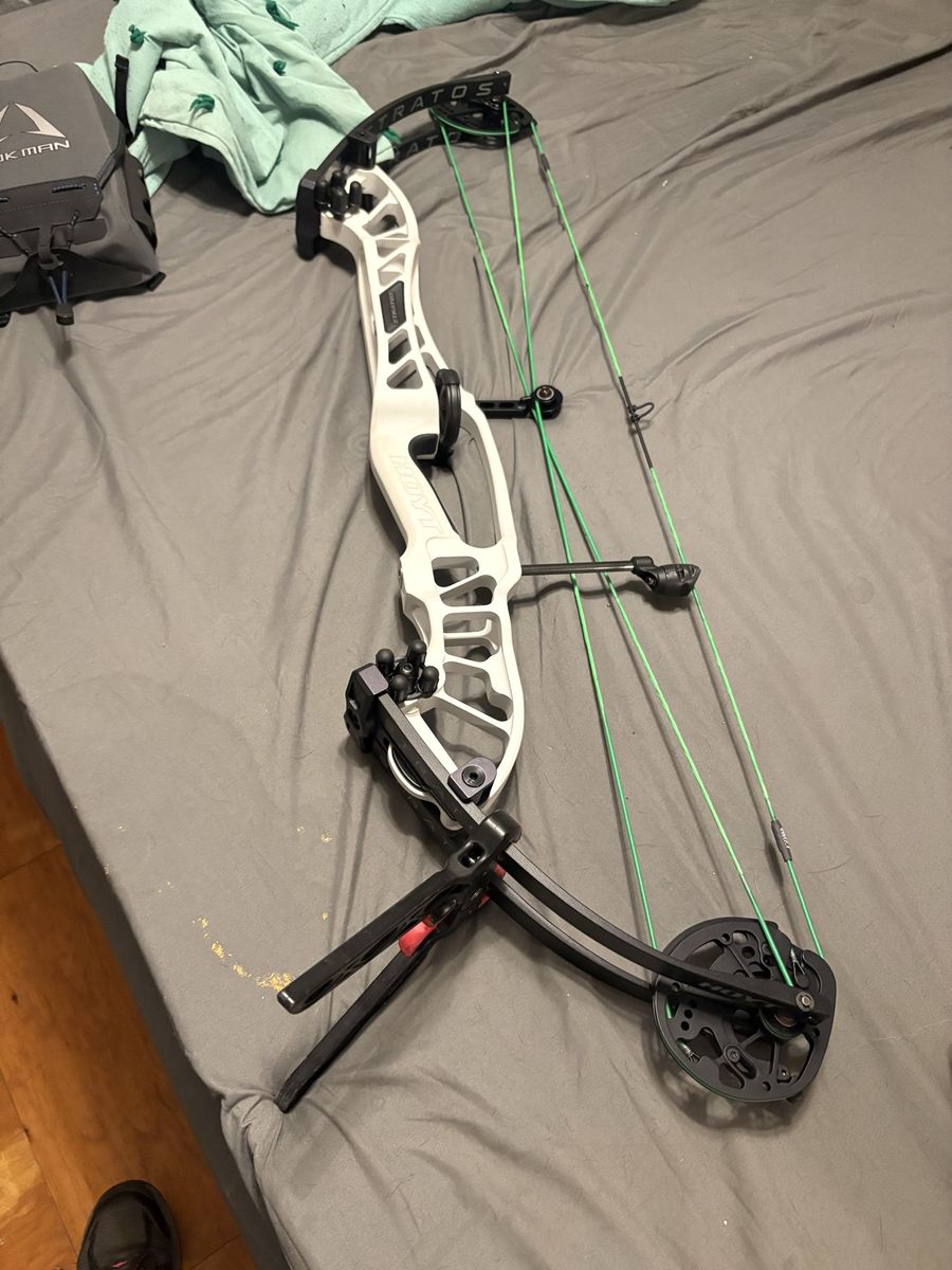Hoyt Stratos Compound Bow - White Riser, Green Strings, Excellent Condition brand new