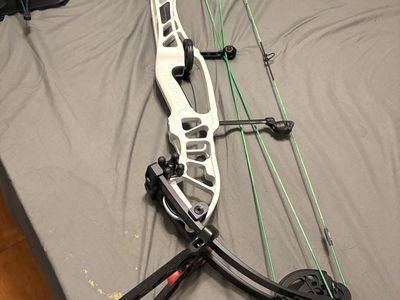 Hoyt Stratos Compound Bow - White Riser, Green Strings, Excellent Condition brand new
