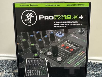 Mackie ProFX12V3 + with Carrying case (like new)