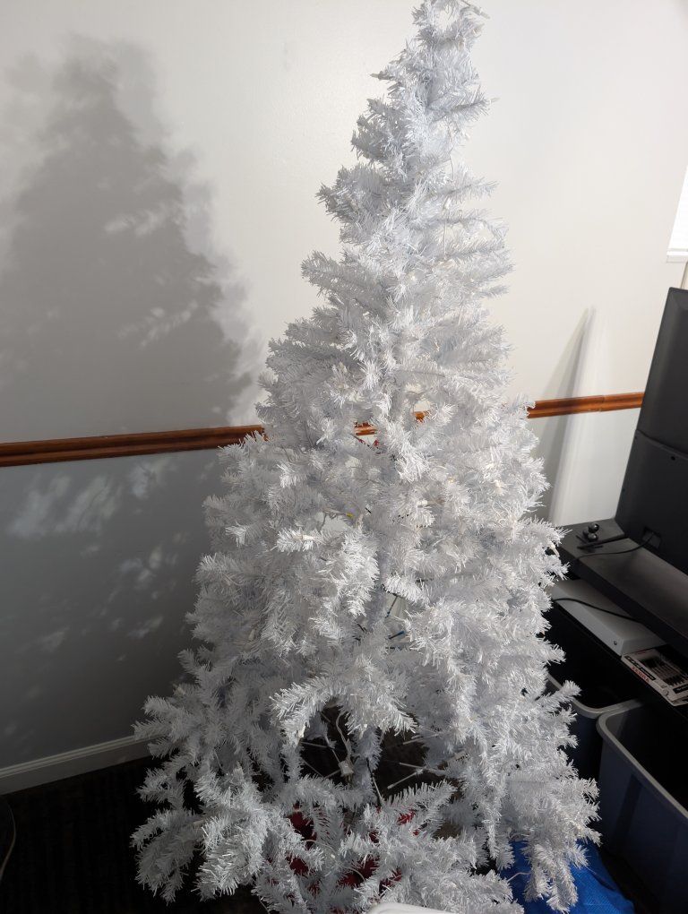 free working Christmas tree with lights.