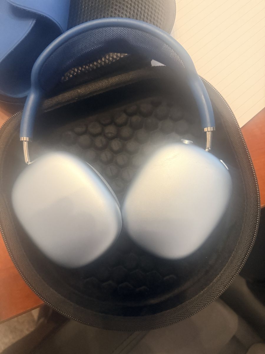 Apple AirPods Max Over-Ear Headphones - Sky Blue with Smart Case