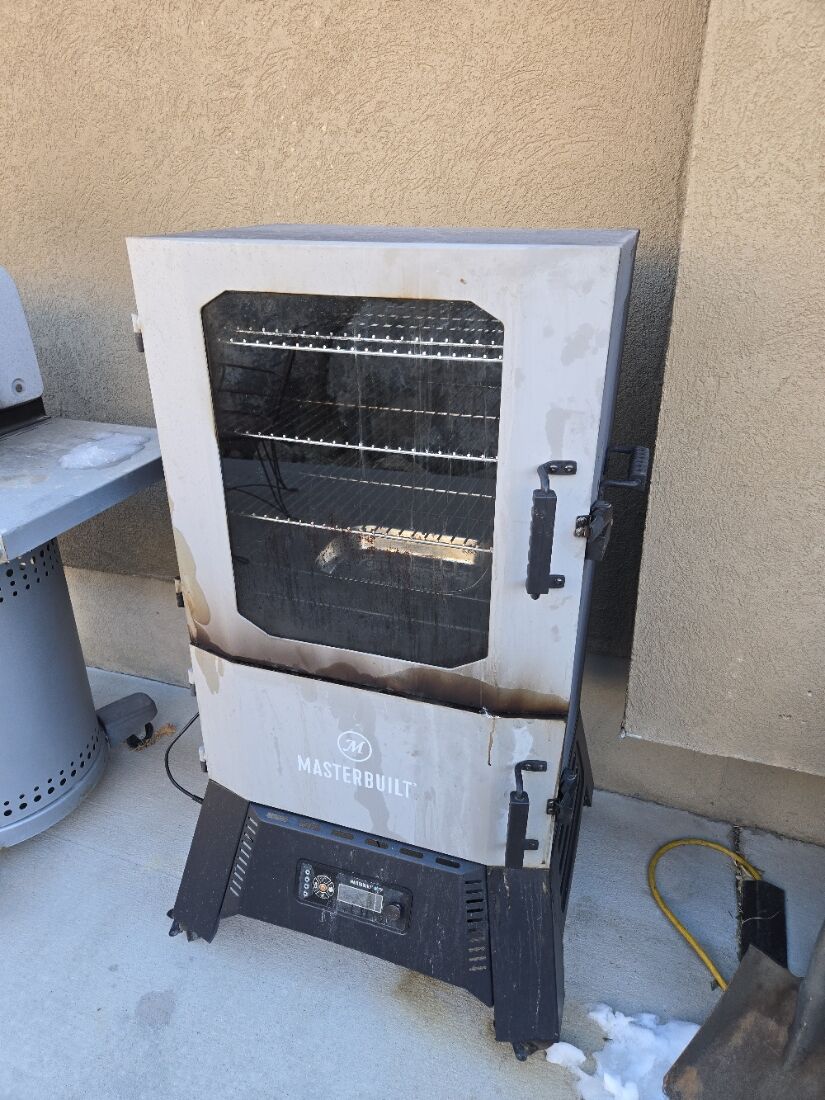 Masterbuilt Large WiFi Bluetooth Charcoal Cabinet