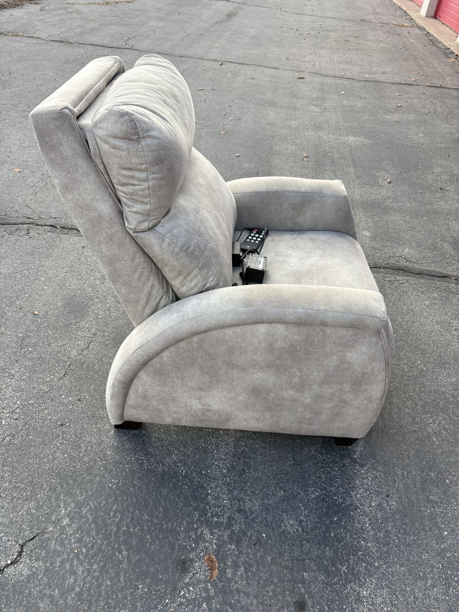 Socozi zero gravity recliner w/massage and heat settings