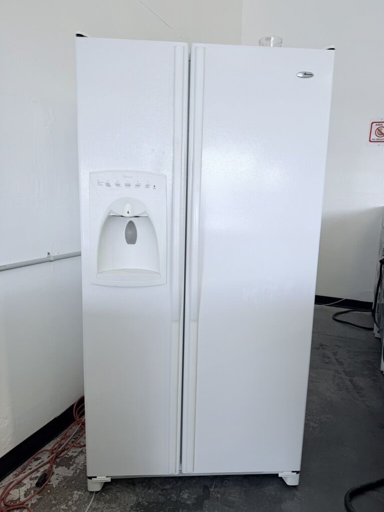Amana Fridge With Ice And Water Dispencer