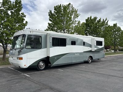 2001 Safari 38 foot Two slide outs 330 hp Diesel