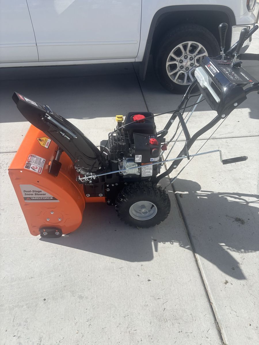 Yard Force 24-Inch Dual-Stage Snow Blower with 208cc Briggs & Stratton Engine