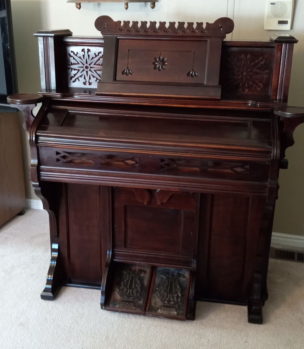 Antique pump organ