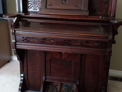 Antique pump organ