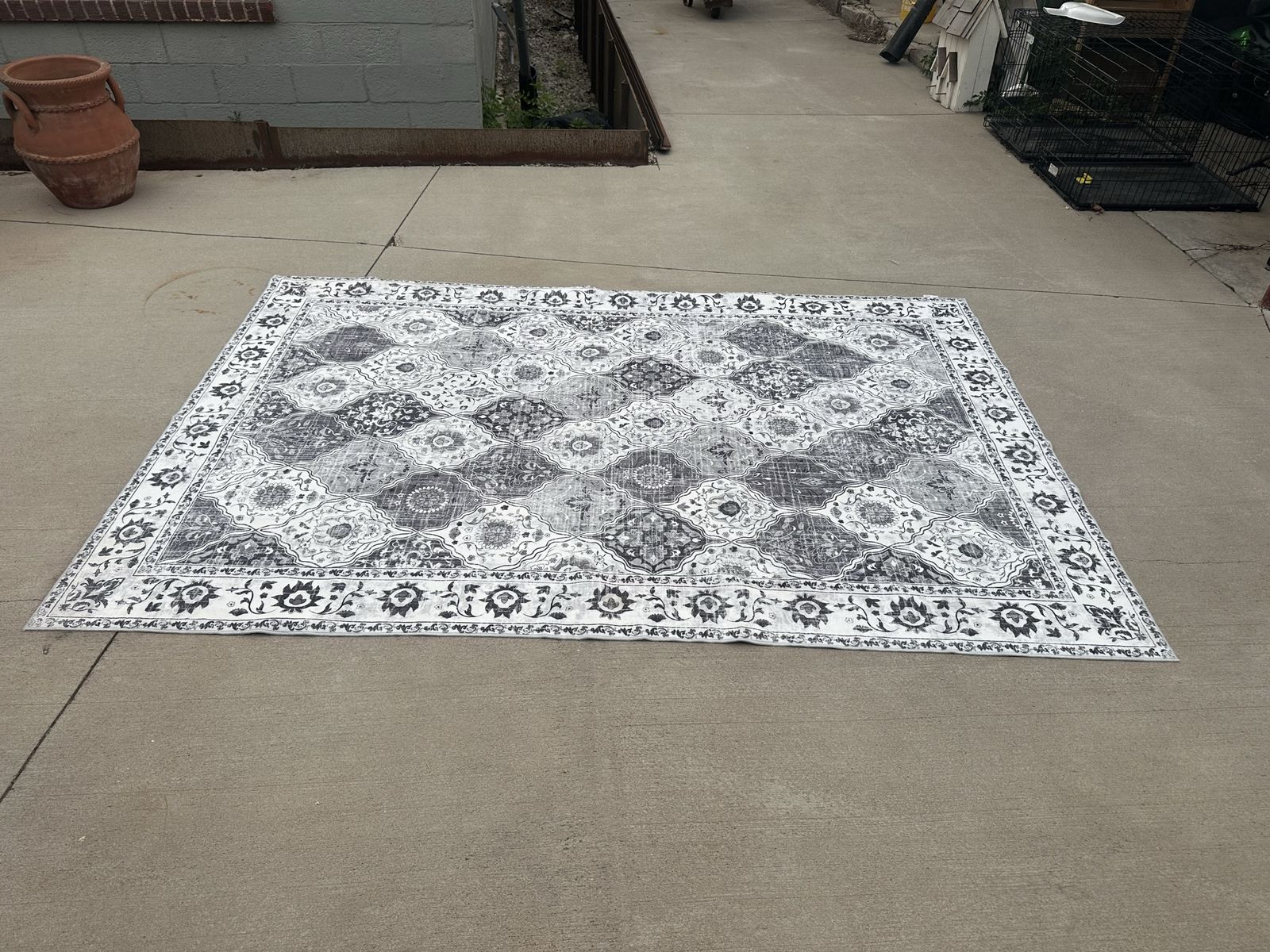 New 6x9 black white distressed rug