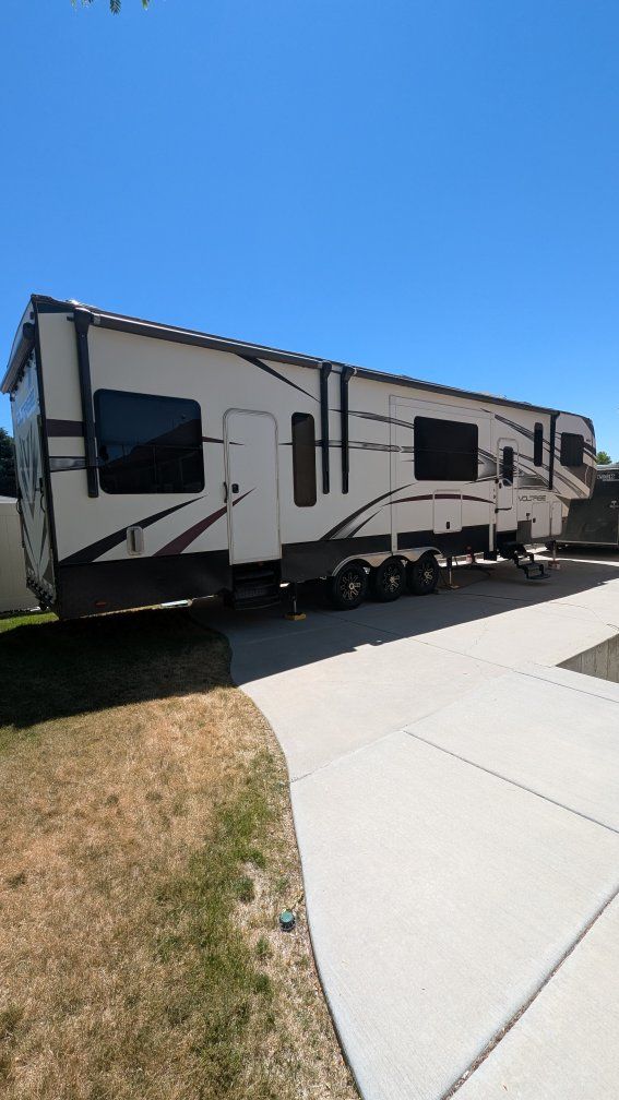 2016 42' Voltage Model 3895