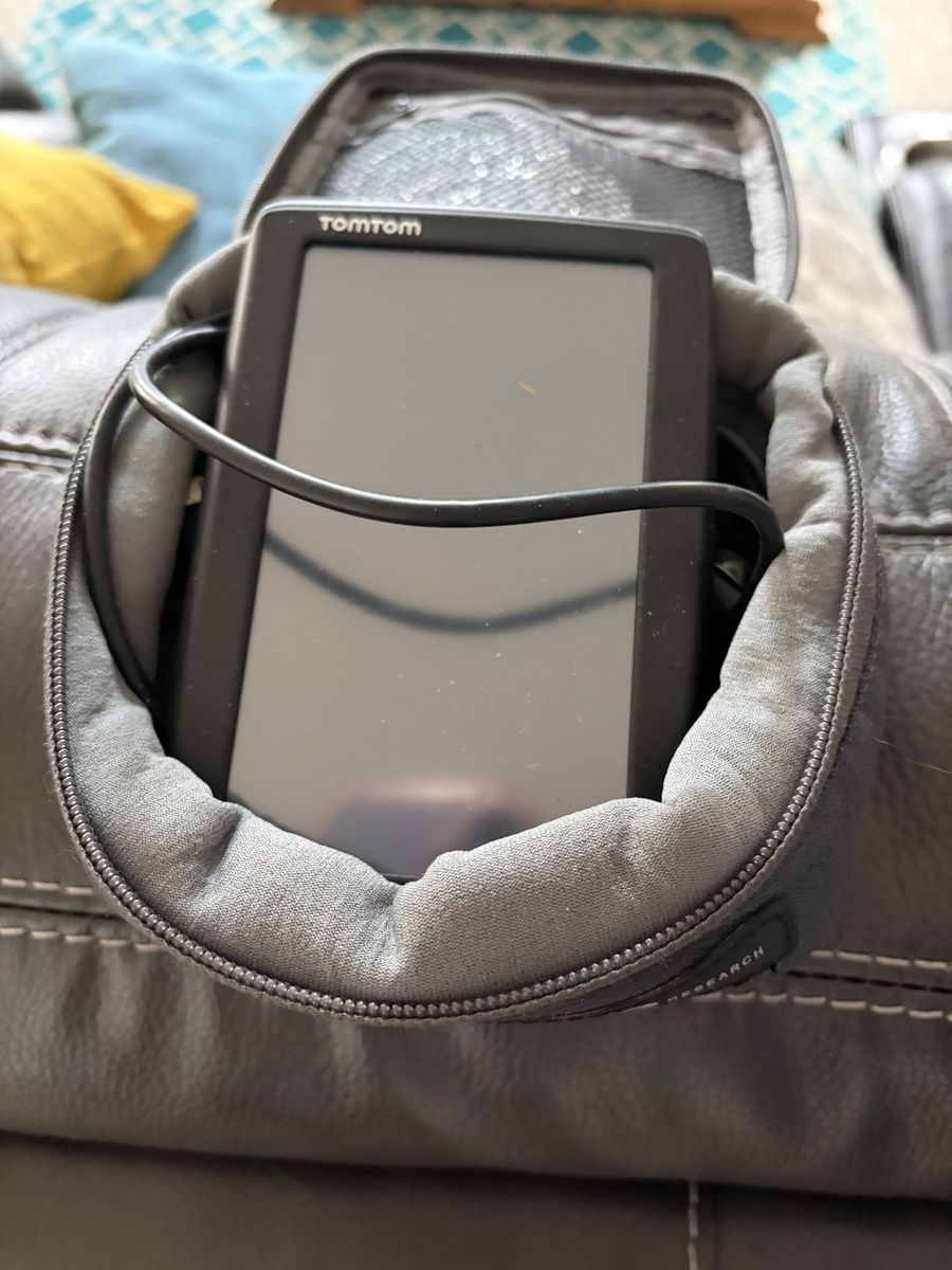 TOM TOM GPS SYSTEM WITH CASE/CORDS