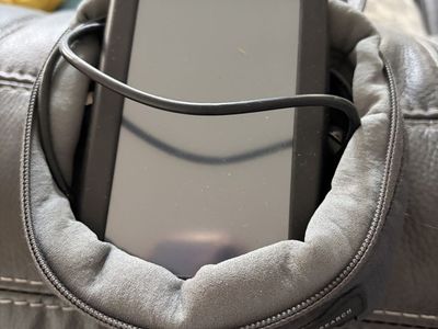 TOM TOM GPS SYSTEM WITH CASE/CORDS