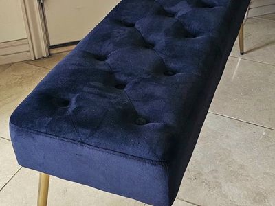 Luxurious Bkack Velvet Tufted Bench with Gold Legs - Accent Seating
44"Lx17"Hx14.5"D