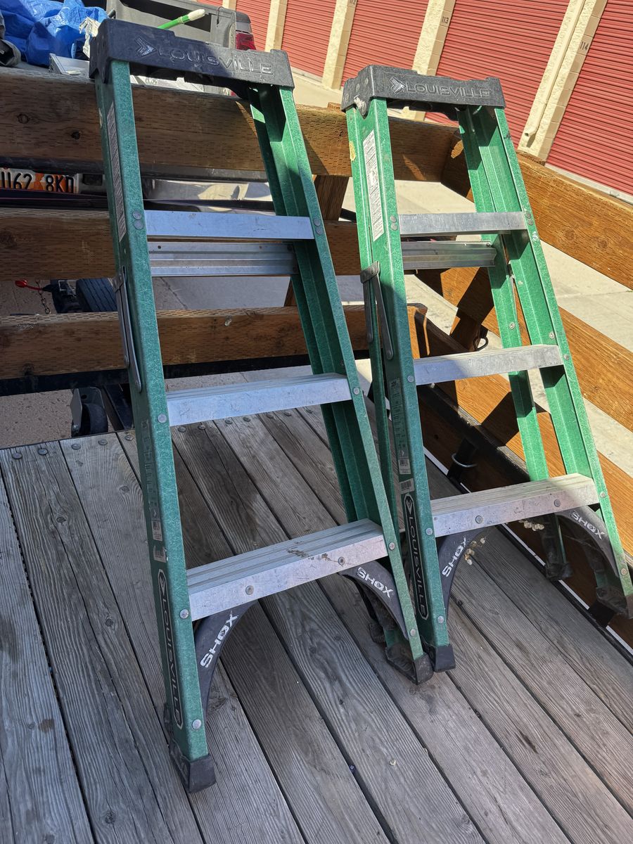 2 Louisville 4'ft Fiberglass Ladders