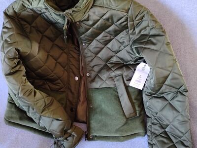 Green Women's coat. Small. New.