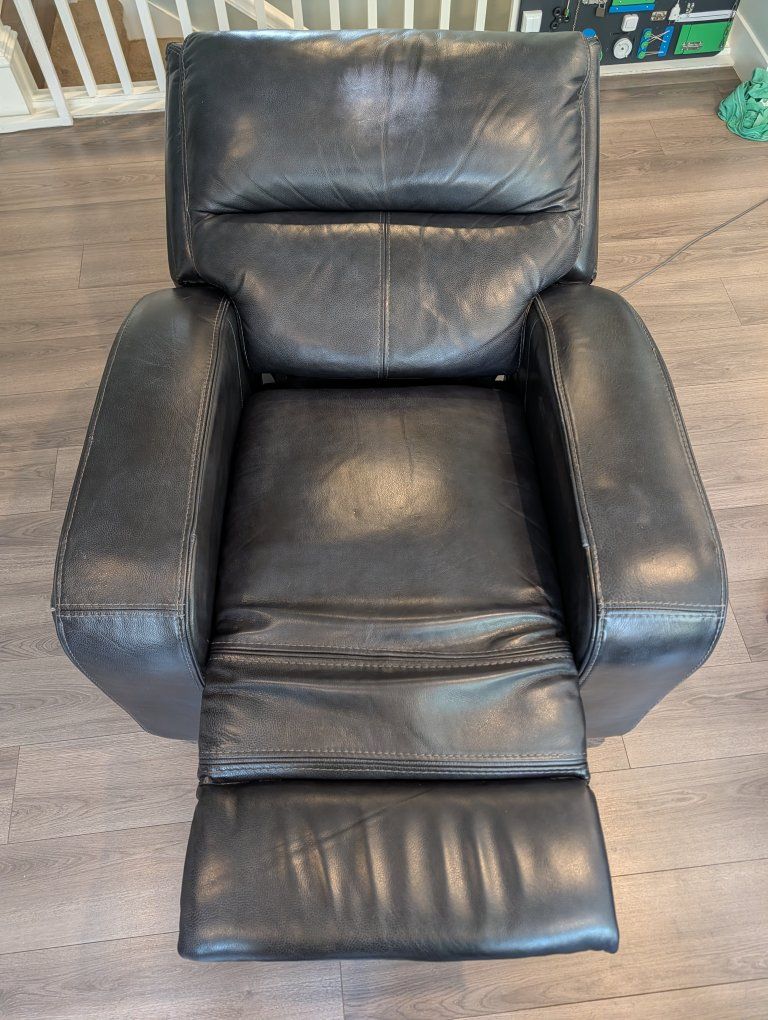 Black Leather Power Recliner with USB Charging Port - Excellent Condition